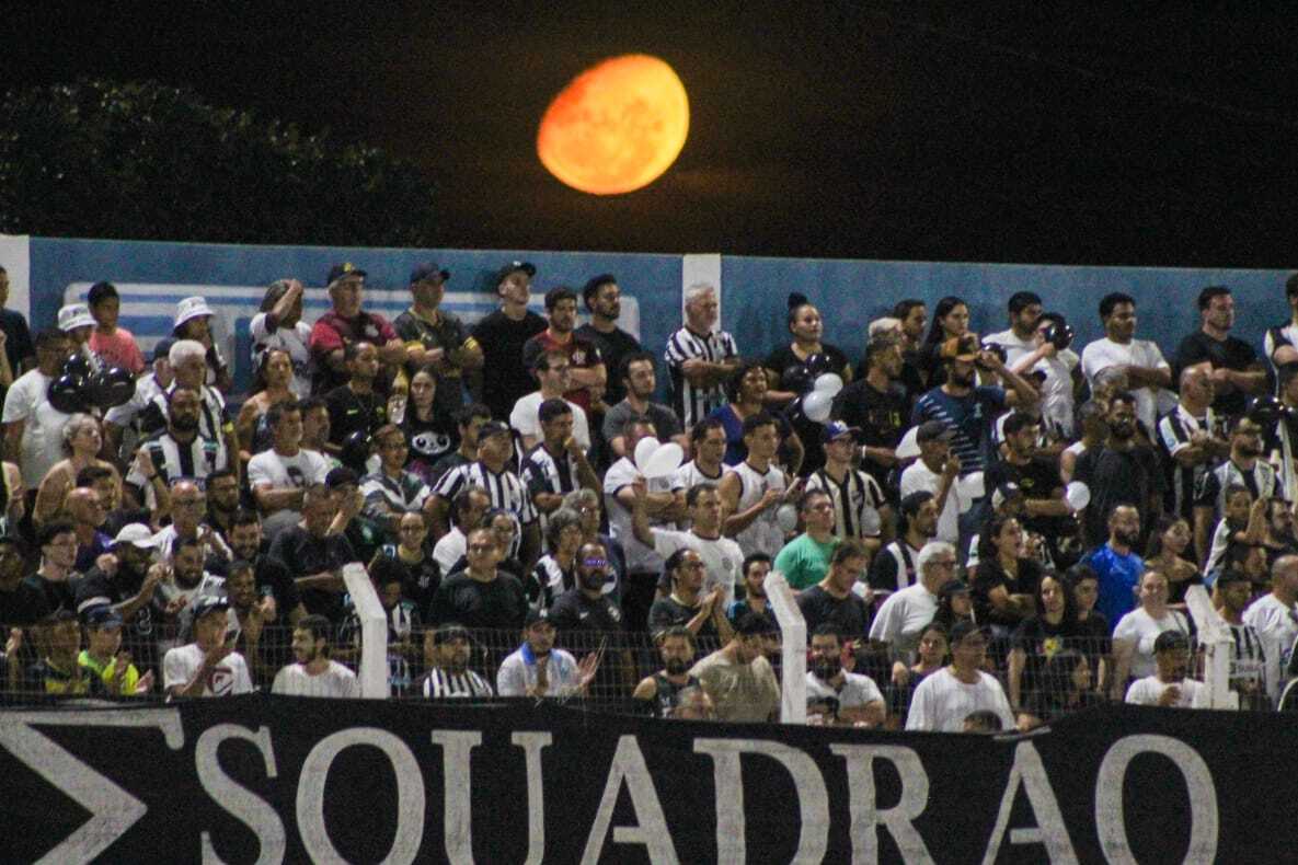 Torcedores do Operário acompanhando partida no Estádio das Moreninhas em 2024 (Foto: Juliano Almeida) 